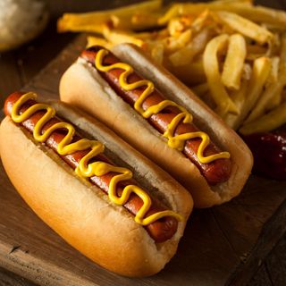 Perrito Con Patatas Y Bebida