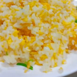 Arroz frito con huevo