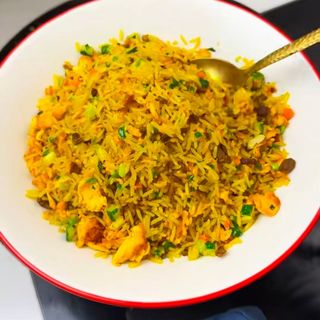 Arroz frito con ternera y curry