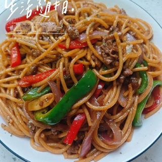 Tallarines frito con pollo