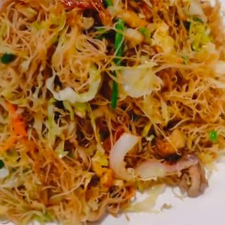 Fideos de arroz frito con pollo