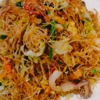 Fideos de arroz frito con ternera