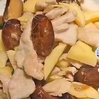 Pollo con bambú y setas chinas