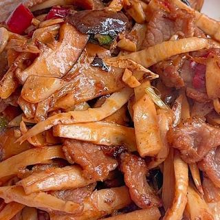 Ternera con bambú y setas china