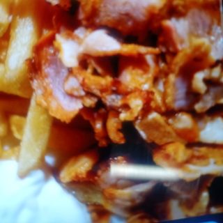 Patatas Bravas Con Carne Gratinada (Ración Grande)