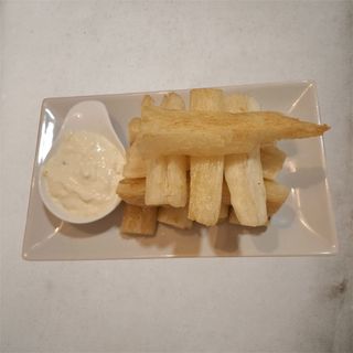 Yukas Doradas Con Salsa Tártara