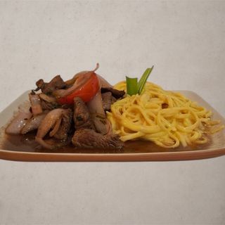 Tallarines A La Huancaína Con Lomo Saltado