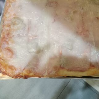 Pizza Al Corte De Atún Y Beicon