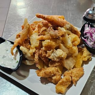 Jalea Mixta Con Yuca Y Salsa Criolla