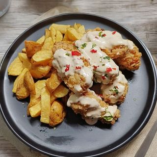 Alitas Acevichadas Con Papas Fritas