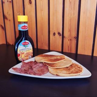 Tortitas americanas, bacon inglés y sirope arce-marple