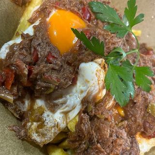 Huevos Rotos Con Carne Mechada