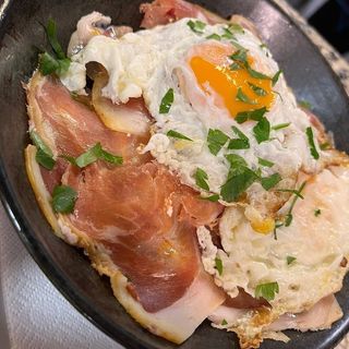 Huevos Rotos Con Jamón Serrano