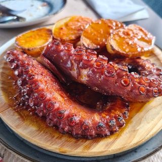 Pulpo A La Plancha Con Mojo Rojo