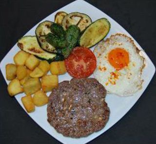 Huevo Frito Con Lomo O Pollo O Hamburguesa, Patatas Fritas Y Verduras A La Plancha