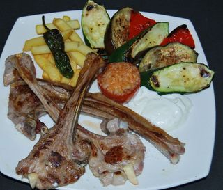Costillas De Cordero Con Patatas Fritas Y Allioli