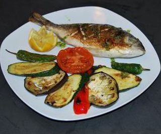 Dorada A La Plancha Con Patatas Fritas