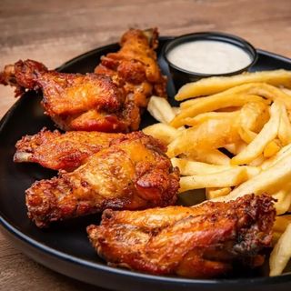 Alitas De Pollo Con Patata Frita Y All I Oli