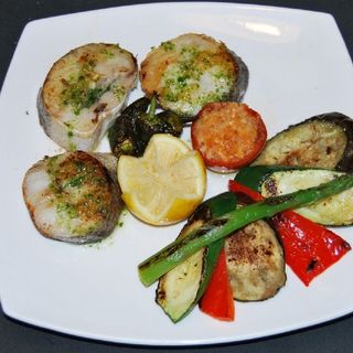 Rodajas De Merluza X2 A La Plancha Con Ensalada O Patatas Fritas
