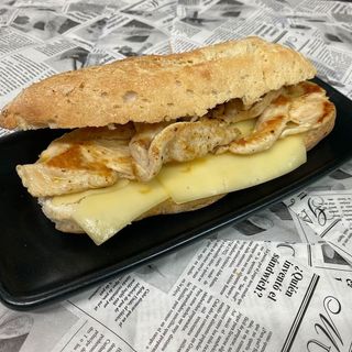 Bocadillo De Pechuga De Pollo Y Queso