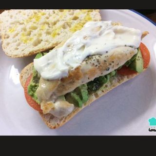 Bocadillo De Pechuga De Pollo Con Lechuga Y Tomate