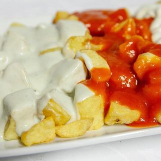 Patatas Tres Salsas
