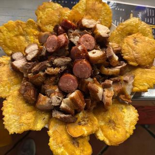 Chicharrón + Chorizo + Papa Ó Patacones