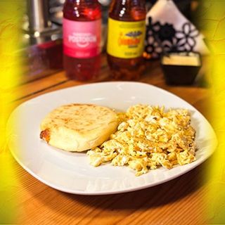 Huevos Revueltos Con Arepa