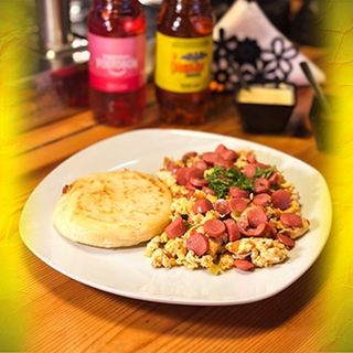 Huevos Pericos + Salchicha + Arepa