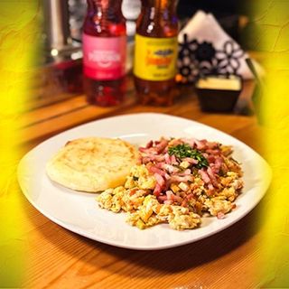 Huevos Pericos + Bacon + Arepa