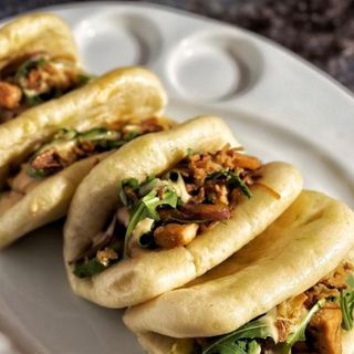 Bao de pollo crunchy desmenuzado