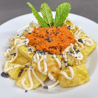 Patatas bravas con salsa valenciana