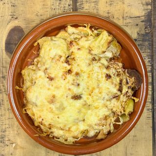 Patatas Con Mechada y Queso