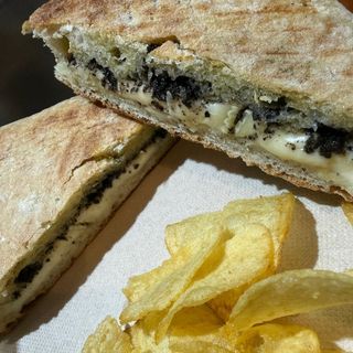 Brie Olivada