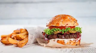 Hamburguesa de la casa con patas fritas