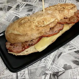 Bocadillo de lomo y queso