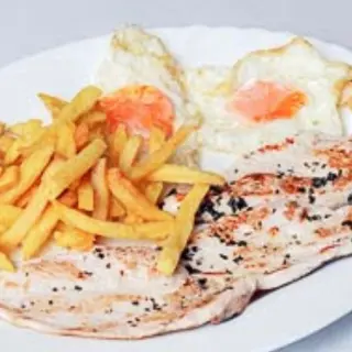 Pechuga y huevo con patatas o ensalada