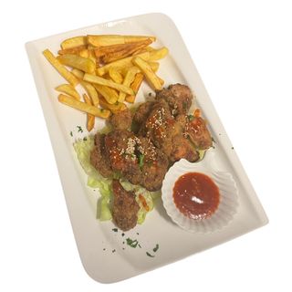 Alitas Con Patatas Fritas Y Ensalada