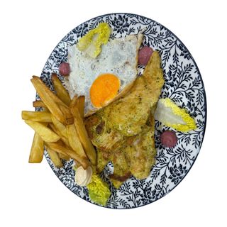 Pechuga De Pollo Con Patata Frita Y Huevo Frito