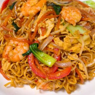 Tallarines con gambas 虾炒面