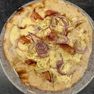 Pizza fugazzeta con bacon (30 cm.)