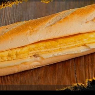 Bocadillo tortilla francesa y queso