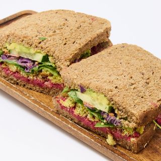 Sandwich Falafel Y Hummus De Remolacha