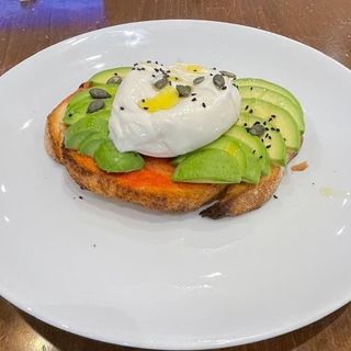Tostada de aguacate y burrata