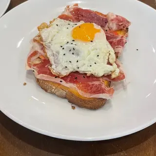 Tostada de jamón y huevo