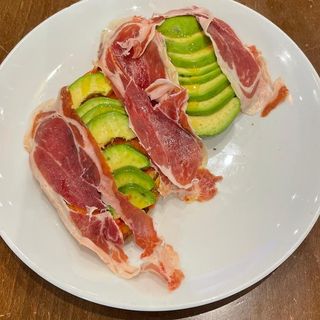 Tostada de jamón con aguacate y huevo