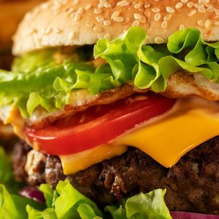 Menú De Pizza Mediana + 2 Hamburguesas + Patatas + bebida