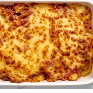 Plato De Patatas Fritas Con Queso Gratinado