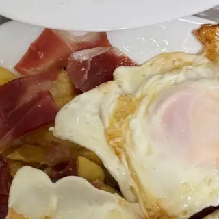 Huevos roto con jamón