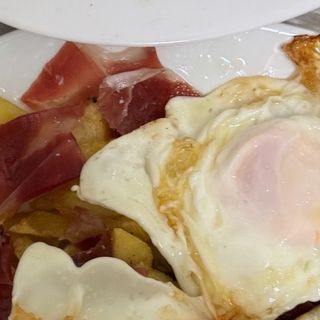 Huevos roto con jamón 